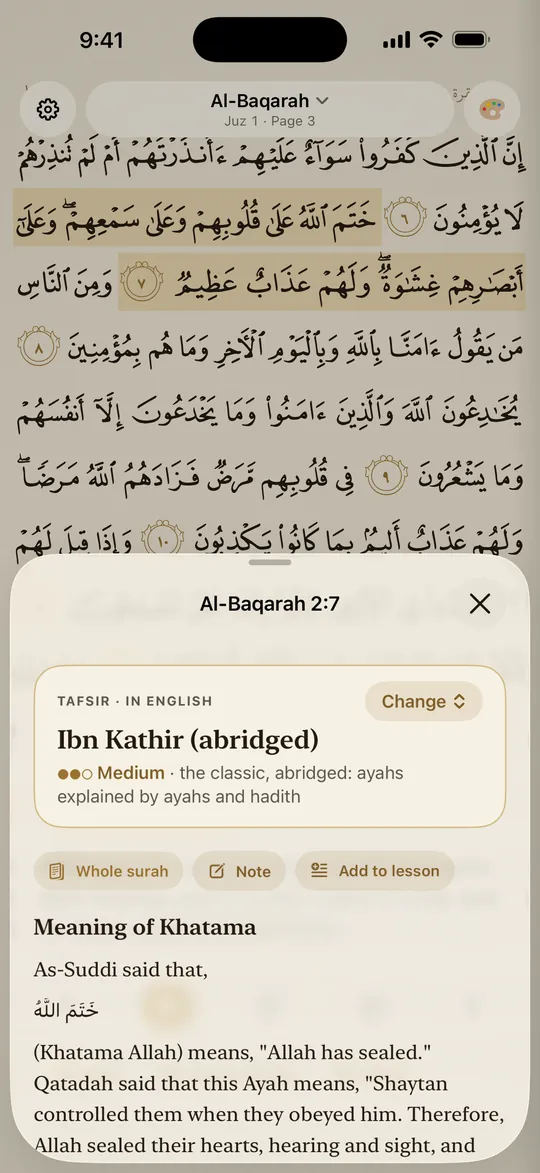 Ibn Kathir’s tafsir of Al-Baqarah 2:7 in a sheet over the mushaf page, with buttons for the whole surah’s tafsir, a note and a lesson.